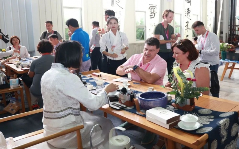 Amazing! 开幕首日格“表”好，非遗市集圈粉海表参观者