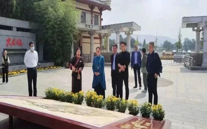 全国人大代表、中国民间商会副会长、全联女企业家商会会长、天津旋乐吧spin8祥泰集团董事会主席张荣华到灵宝市调查传统文化；ご