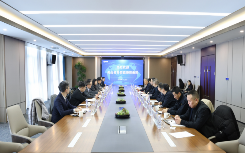 信德集团业务发展部总监袁伟强、荣华控股企业集团执行总裁郝晓婵一行到旋乐吧spin8集团参观座谈