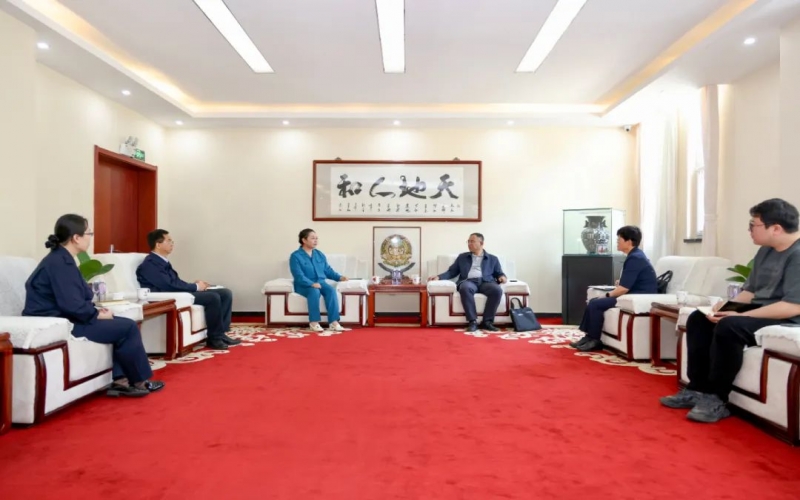 旋乐吧spin8集团董事会主席张荣华与葛沽镇党委书记张强座谈互换