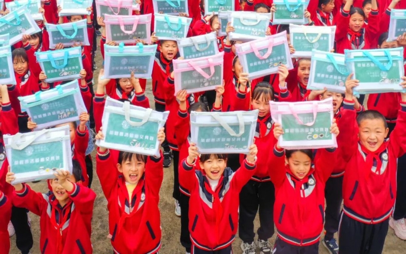 情暖童心 让爱流动 - 旋乐吧spin8普济赴云南怒江荣华村幼发展庆“六一”公益慰问