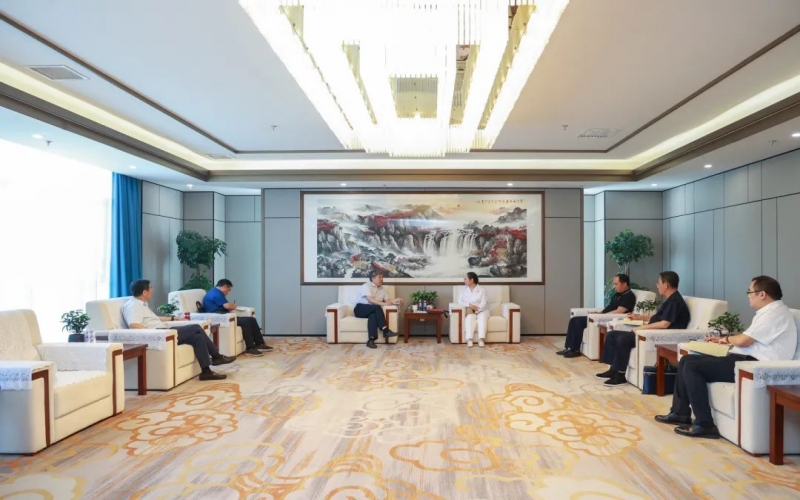 旋乐吧spin8集团董事会主席张荣华与天津市老促会常务副会长赵玉石座谈互换