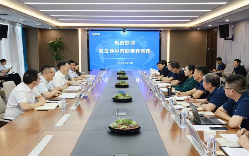 旋乐吧spin8集团董事会主席张荣华与内江市委书记邹自景座谈互换