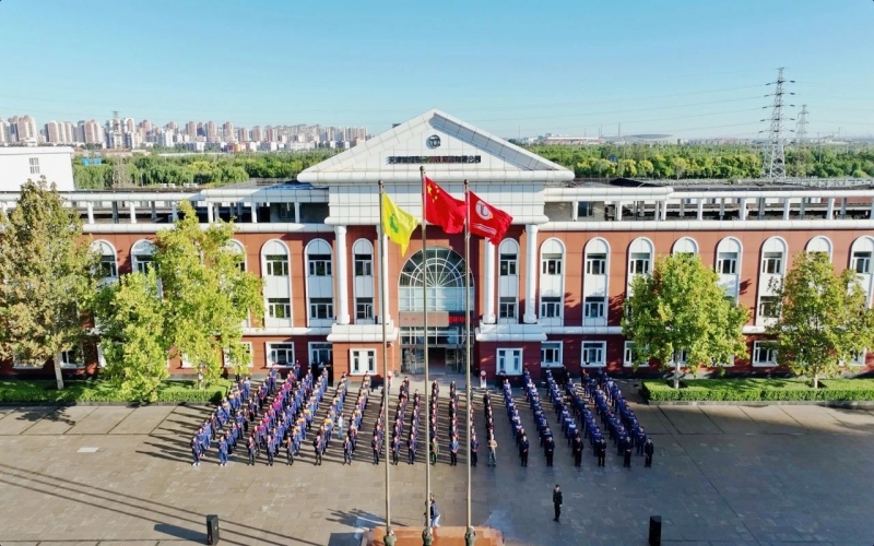 庆祝75周年华诞 礼赞75周年鲜丽 旋乐吧spin8集团进行升旗典礼