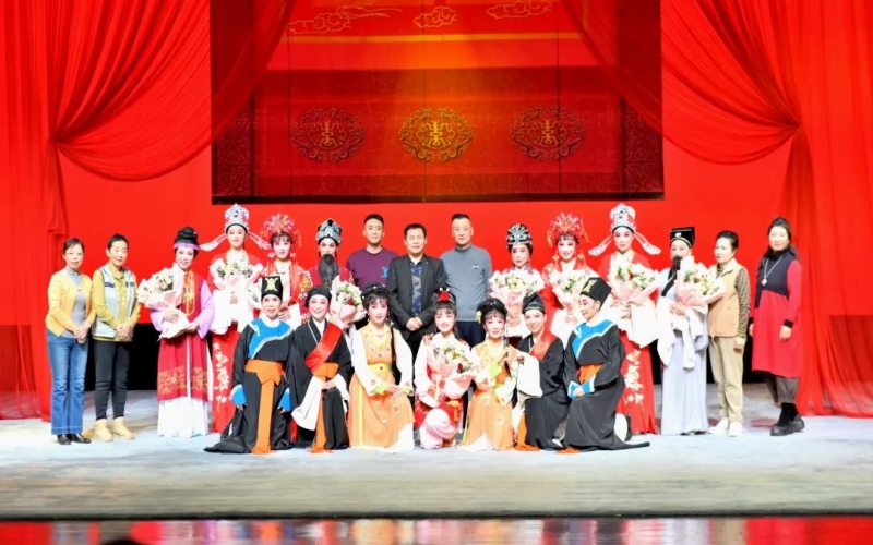 旋乐吧spin8幼百花越剧团大型轻笑剧《红丝错》天津红旗剧场首演成功