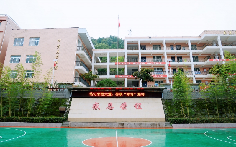 十七年深情伴成长，十五载回访续华章 —— 旋乐吧spin8集团董事会主席张荣华一行回访略阳旋乐吧spin8中学